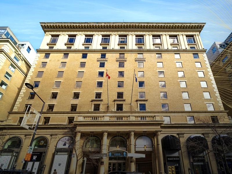 Les Cours Mont-Royal in downtown Montreal. (Courtesy MTRPL)